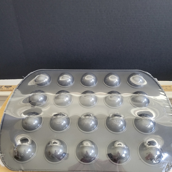 Wilton 20 Cavity Cake Pop Psn with Cooling Rack NEW - Picture 4 of 4